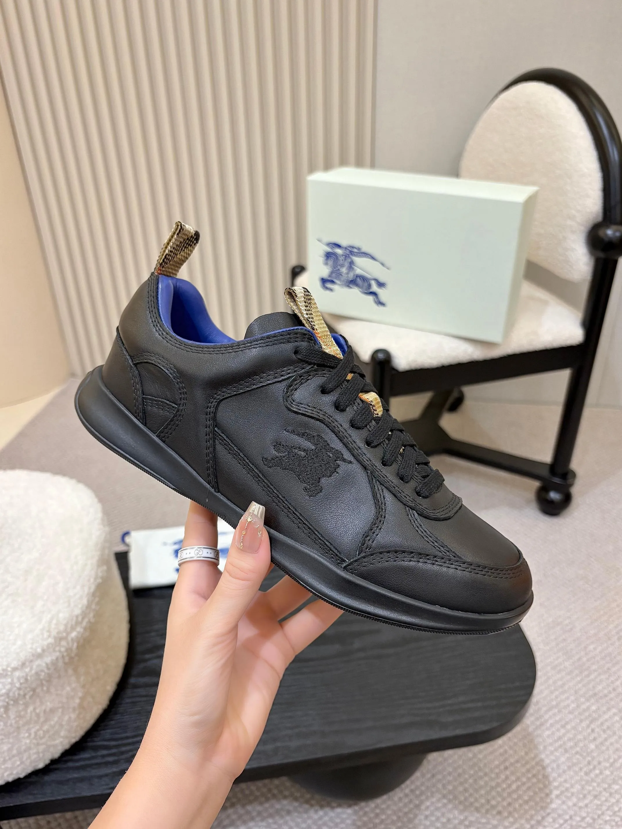 Men's shoes 💰640 Burberry's popular casual sneakers, debuted at the brand's 2025 summer fashion show. Made of refined Italian leather with tonal topstitching details, it's inspired by sporty design. Paired with lightweight soles and Burberry checkered shoe tabs, embellished with embroidery of the brand's Equestrian Knight logo (EKD) ✅Fabric: frosted/grained cowhide ✅Lining: sheepskin ✅Outsole: ultra-light rubber sole ✅Color: black/white/apricot available ✅Size: Men's 39-46 (45, 46 customized)